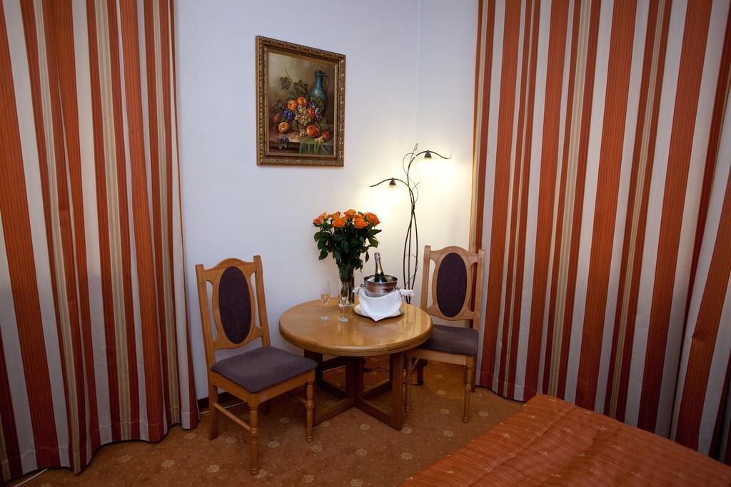 Karat Panzió Varsó Kültér fotó